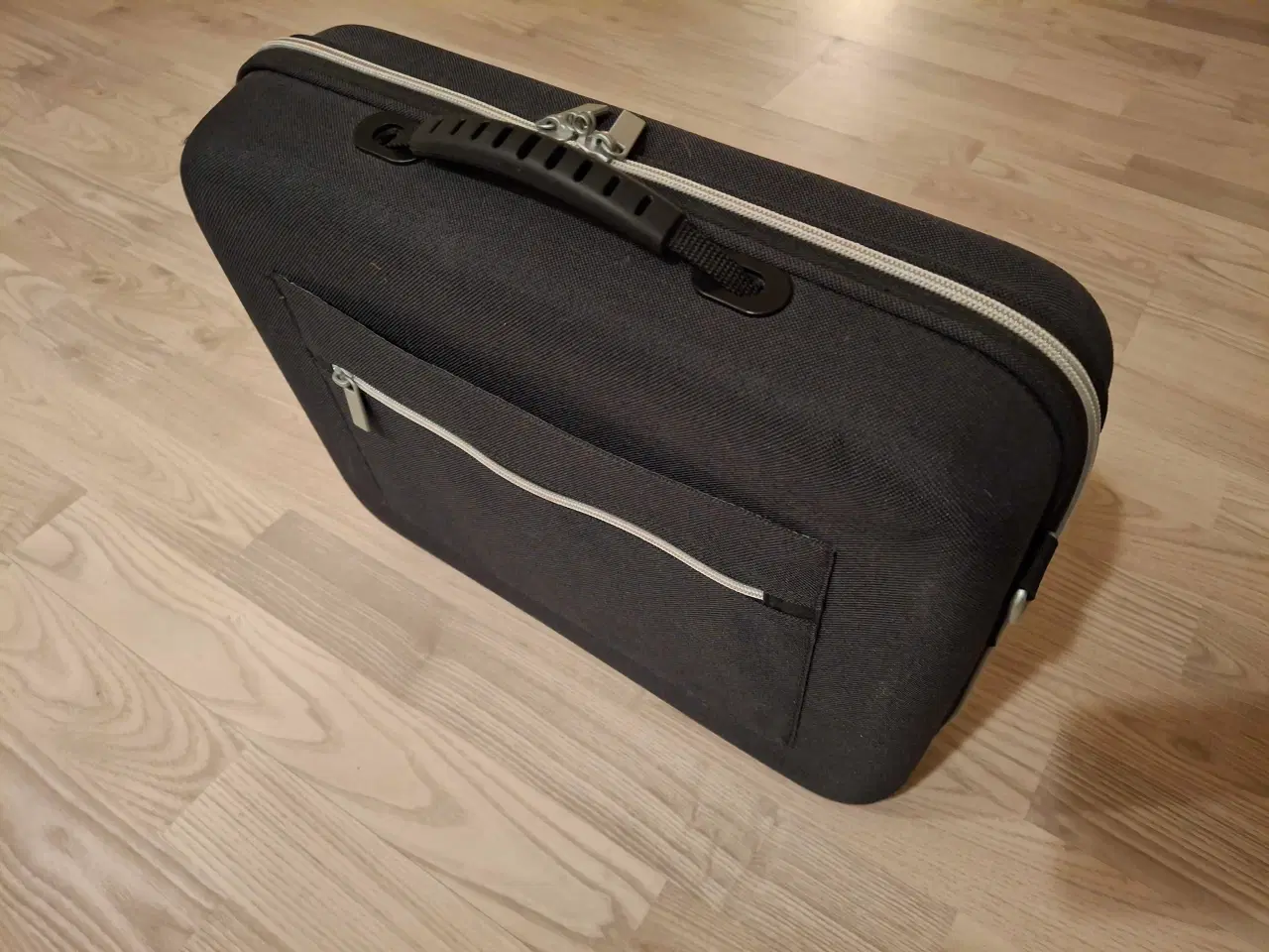 Billede 6 - Let rejsetaske vejer kun 800 gram.