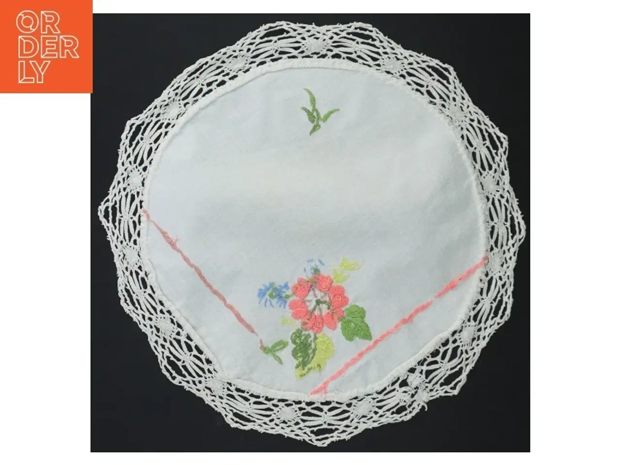 Billede 2 - Broderet rund dug med blondekant (str. Ø 25,5 cm)