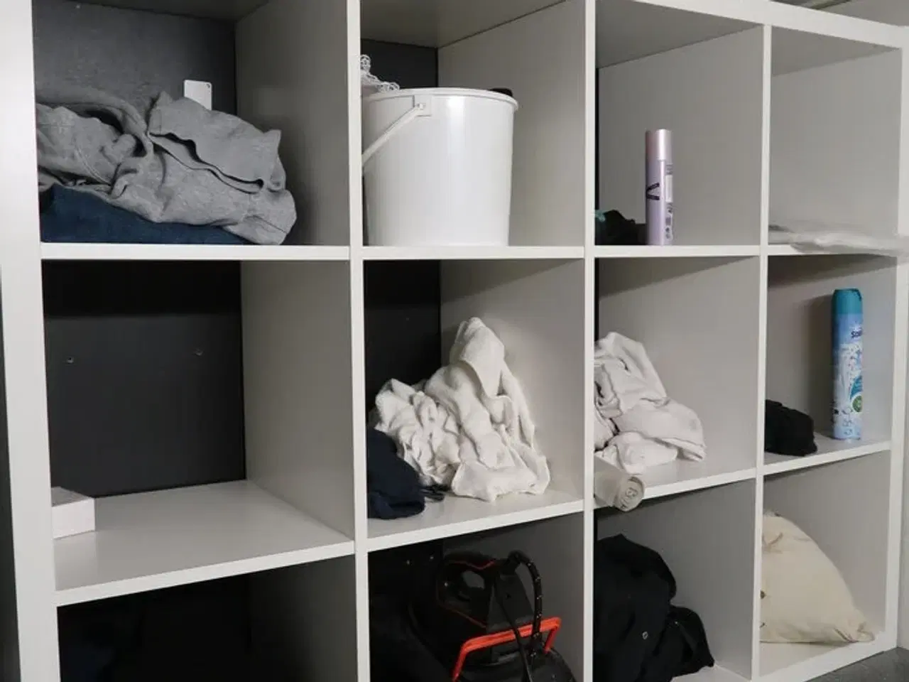 Billede 6 - Reol med indhold + tøm toilettet