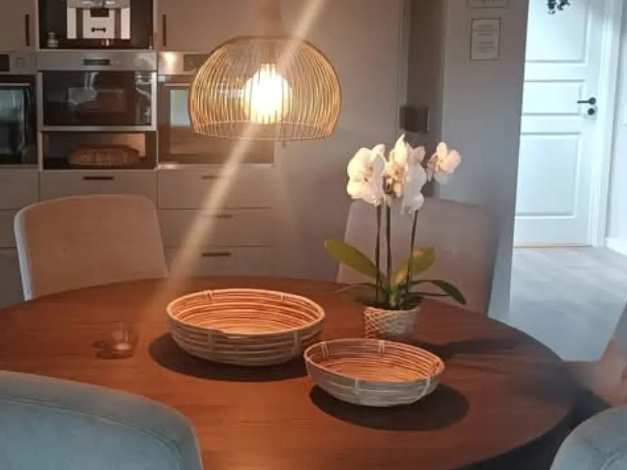 Billede 1 - Spisebord og 2 sofaborde og svævehylde 