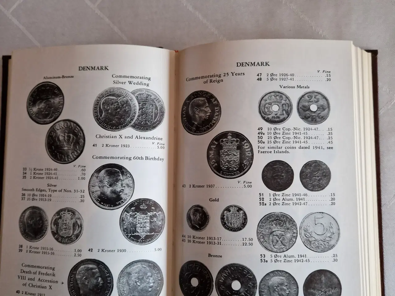 Billede 3 - 2 Møntkataloger samlet pris 100 kr. 