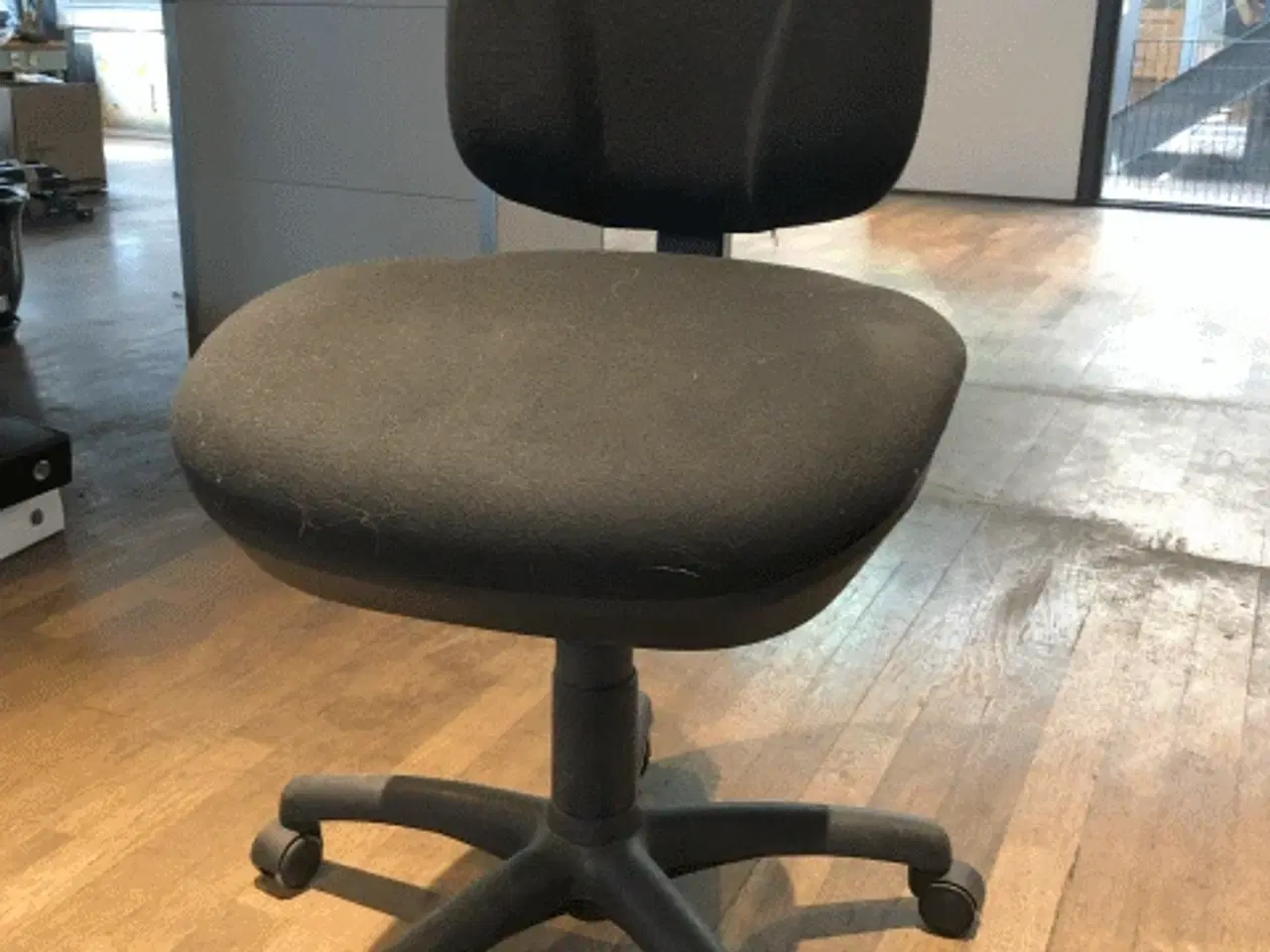 Billede 1 - Kontorstol med sort stof