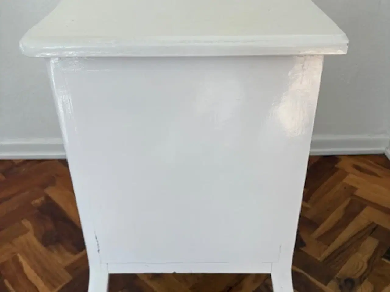 Billede 7 - Hvid kommode med 2 skuffer og messinggreb