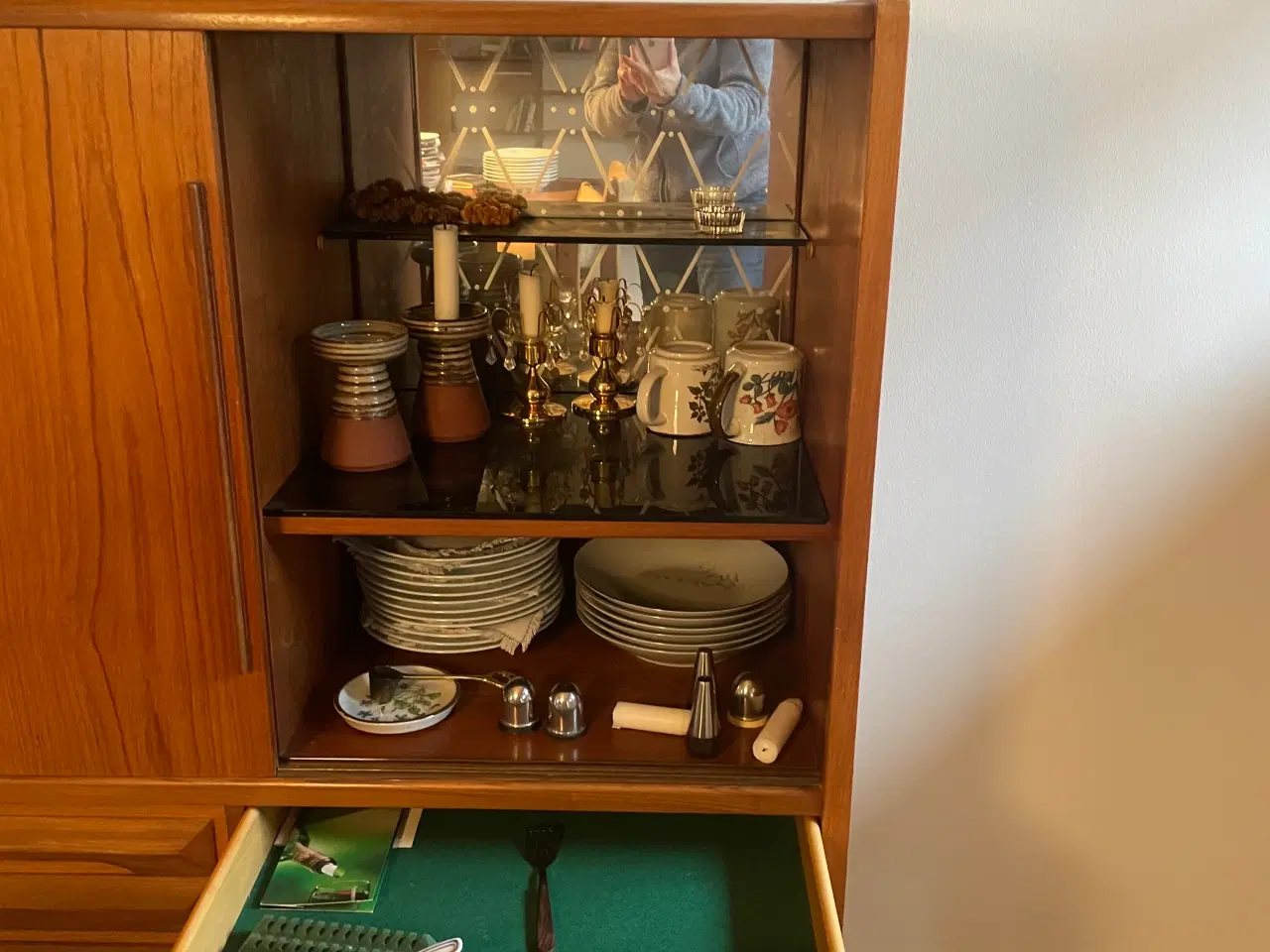 Billede 2 - Dækketøjsskab med hylder og skuffer 