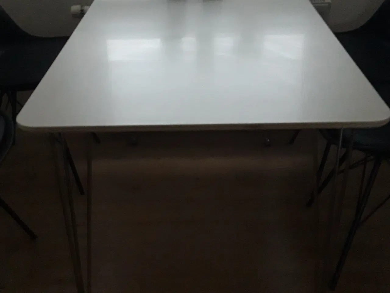 Billede 4 - Køkkenbord og 4 stole 