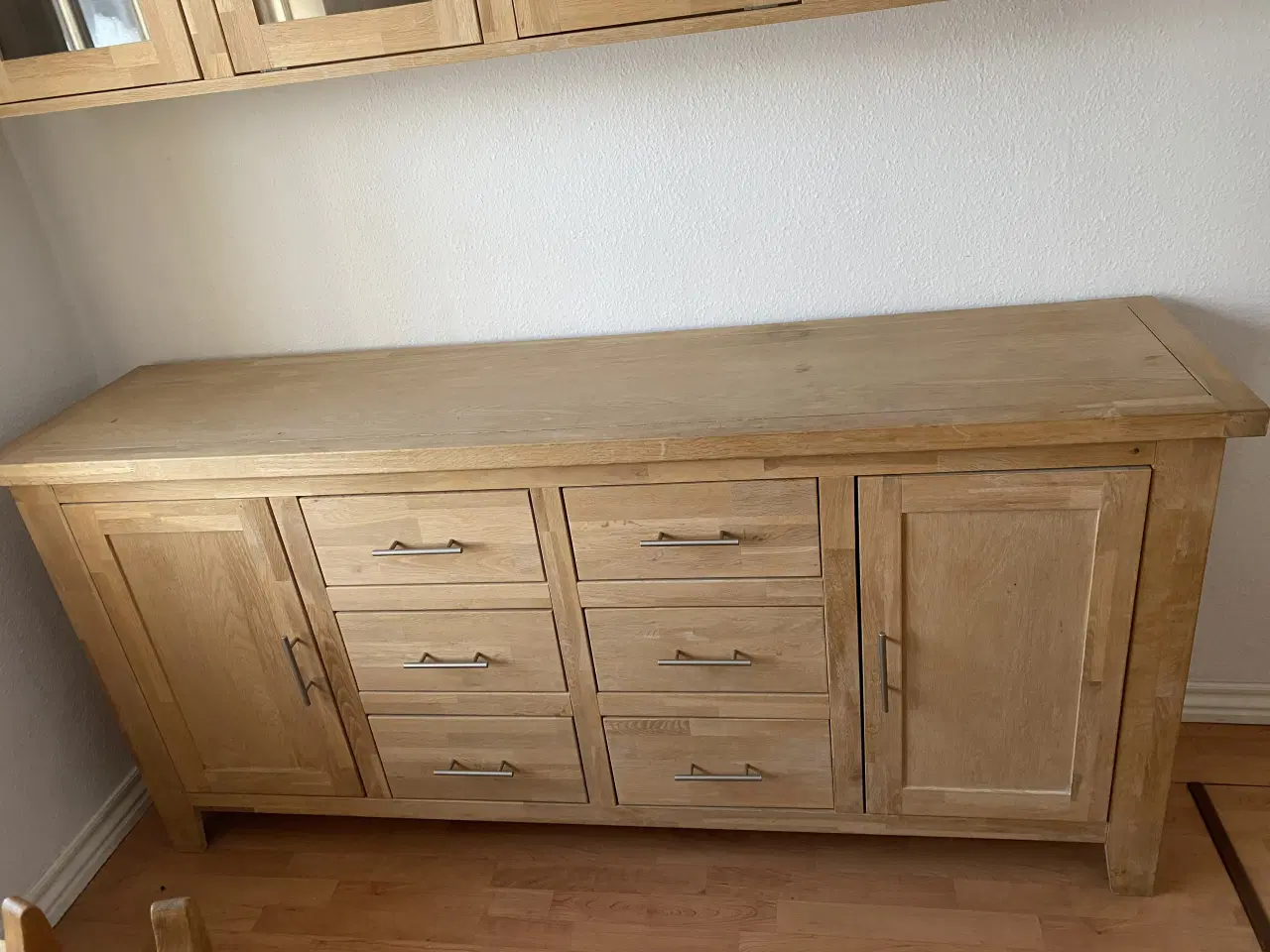 Billede 2 - Massiv egetræ skænk og vitrine