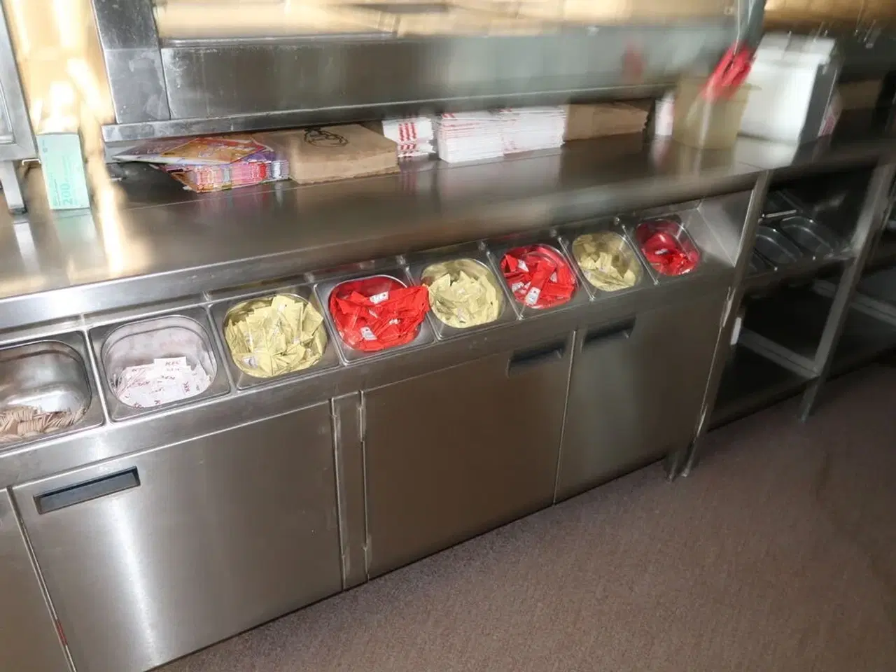 Billede 7 - Rustfri stålbord med indhold (transfer bin og varmeskab medfølger ikke)