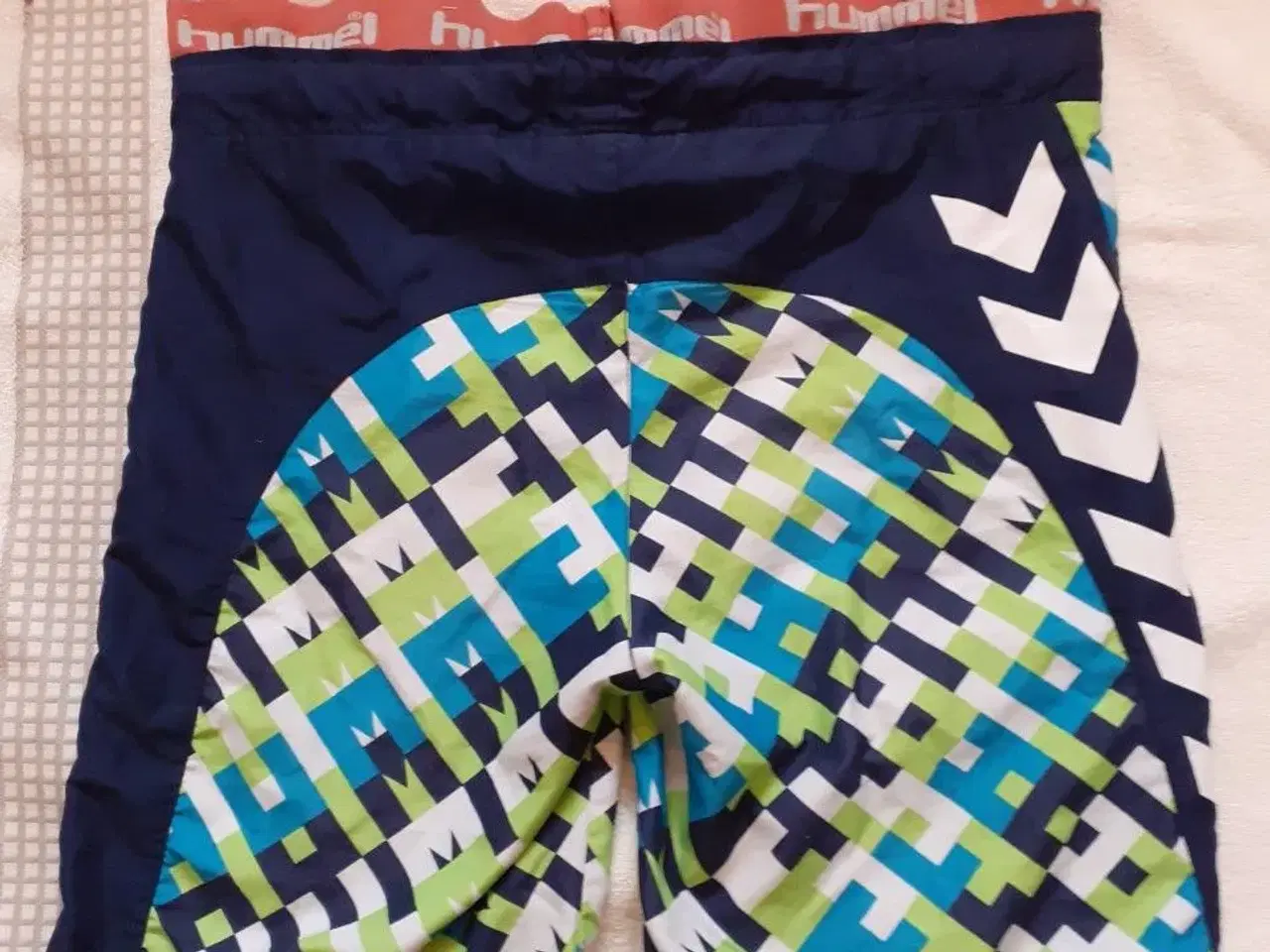 Billede 2 - Shorts, str. 164, mrk. Hummel, kr. 20,00.