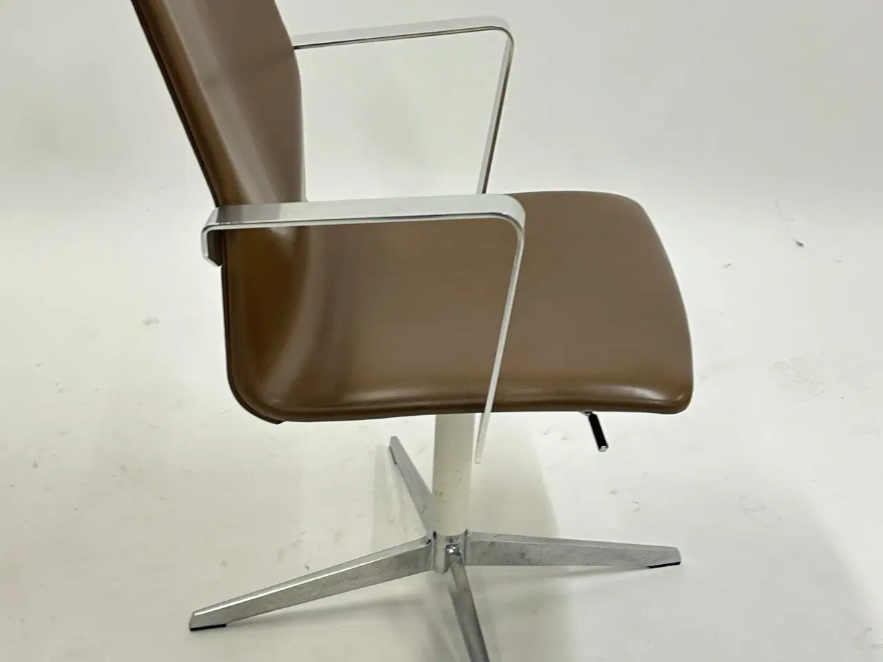 Billede 6 - Four Design - 4-Cast® XL Mødestol (Mørkebrun m. krom armlæn)