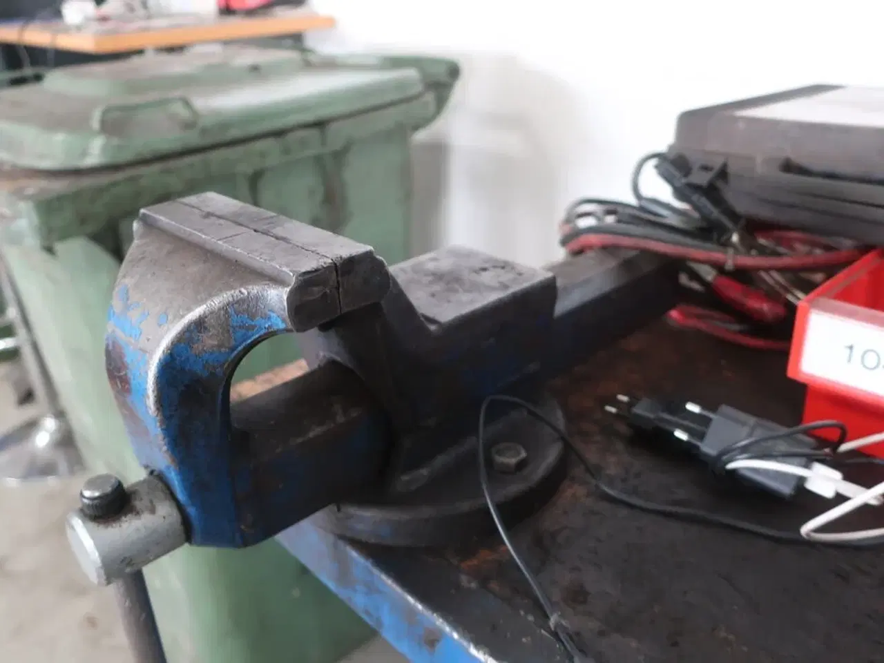 Billede 8 - Værkstedsbord med indhold, tavle samt papirdispenser