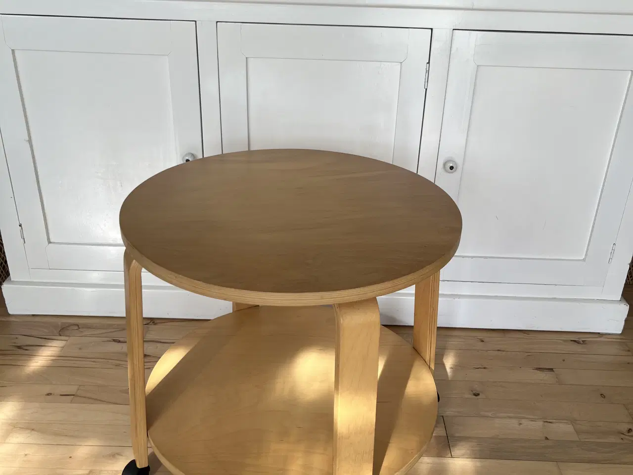 Billede 2 - Smukt lille bord med hjul