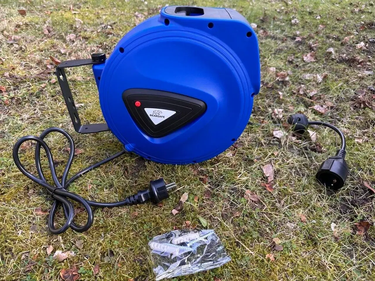 Billede 2 - Automatisk kabelopruller med 10m kabel og vægbeslag.