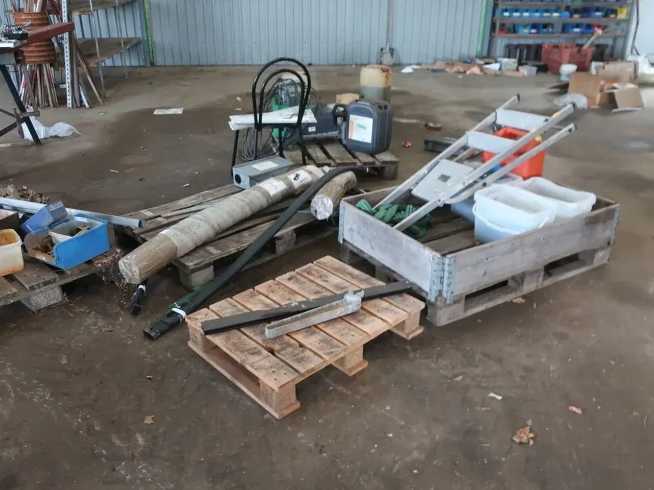 Billede 9 - 2 stk. rullebukke, paller, reoler, reservedele, værktøj, stiger m.m.