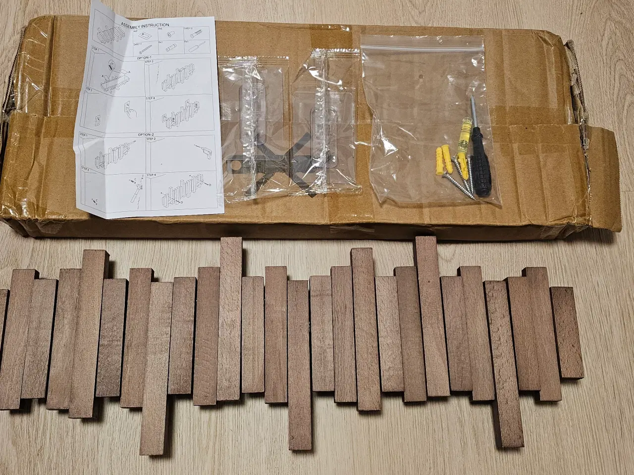 Billede 1 - Håndlavet af træ knagerække med Piano Design