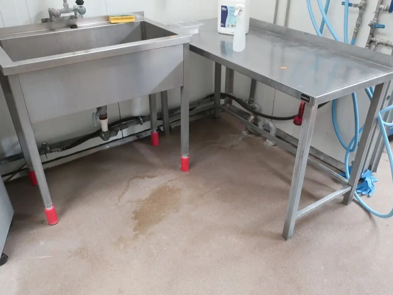 Billede 1 - Arbejdsstation m. vask og bord. Hhv. 60x100x96 & 60x150x88cm