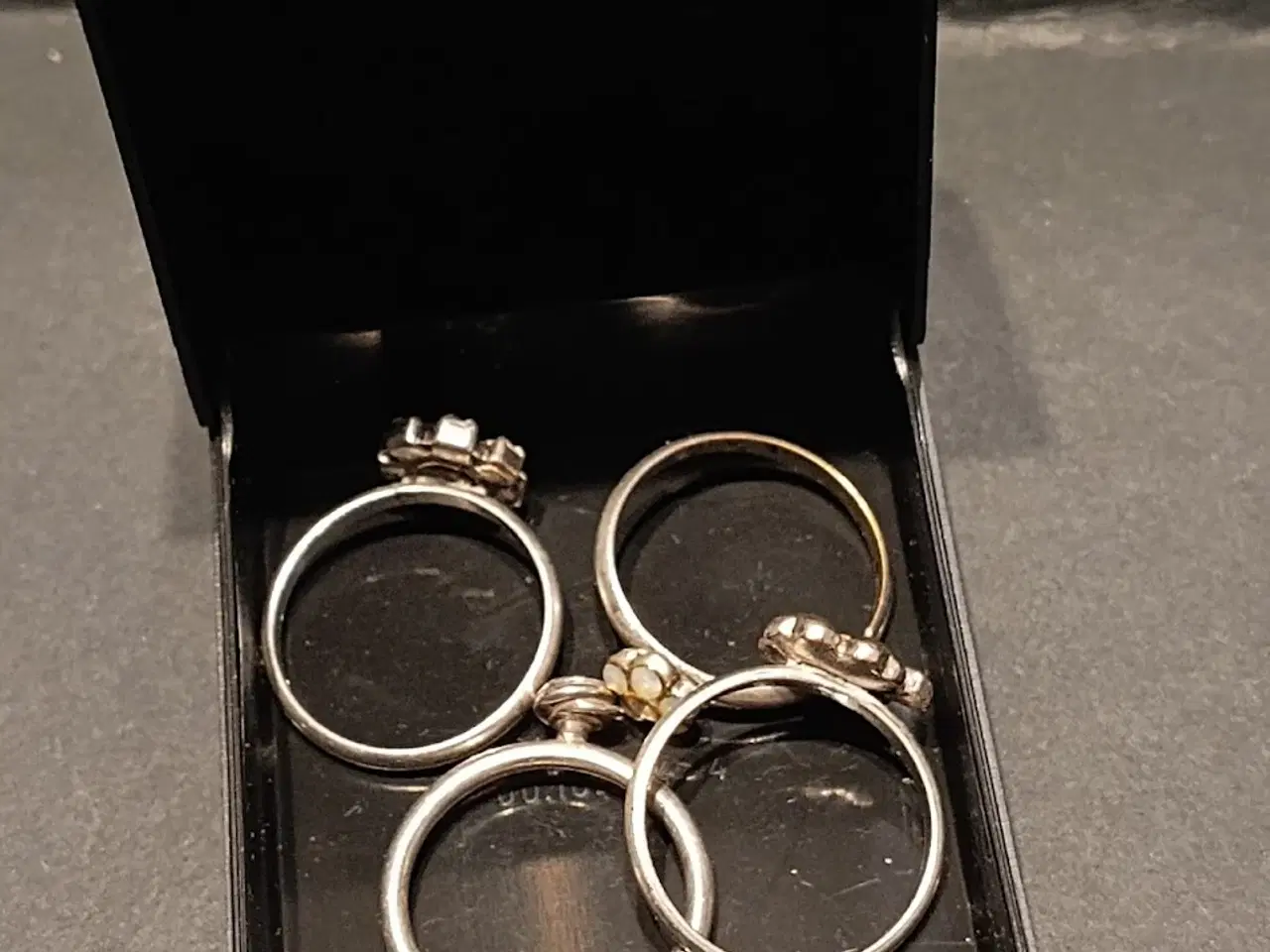 Billede 1 - 4 små sølvringe med små krystaller