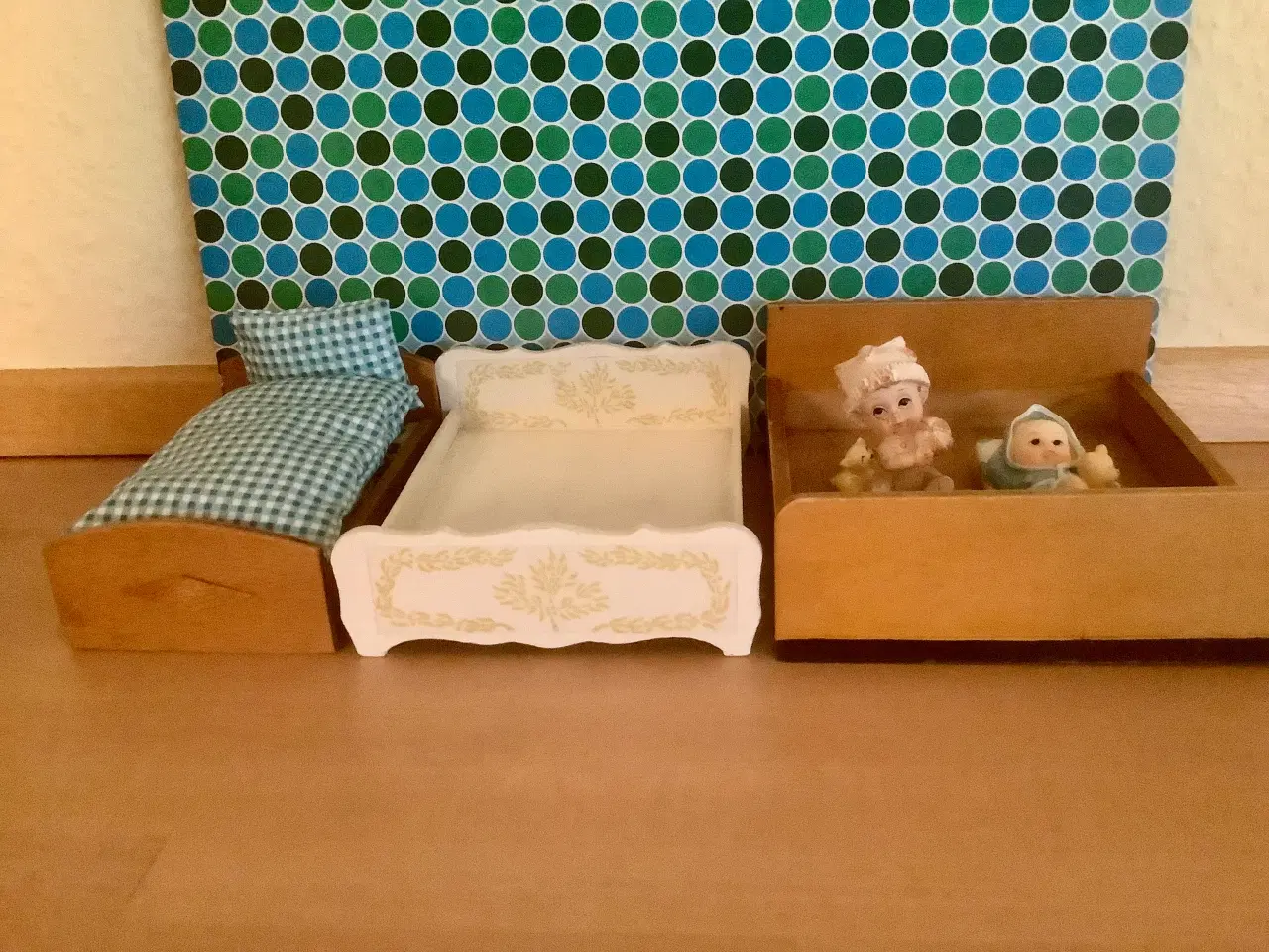 Billede 5 - Dukkehus senge i træ sælges samlet.