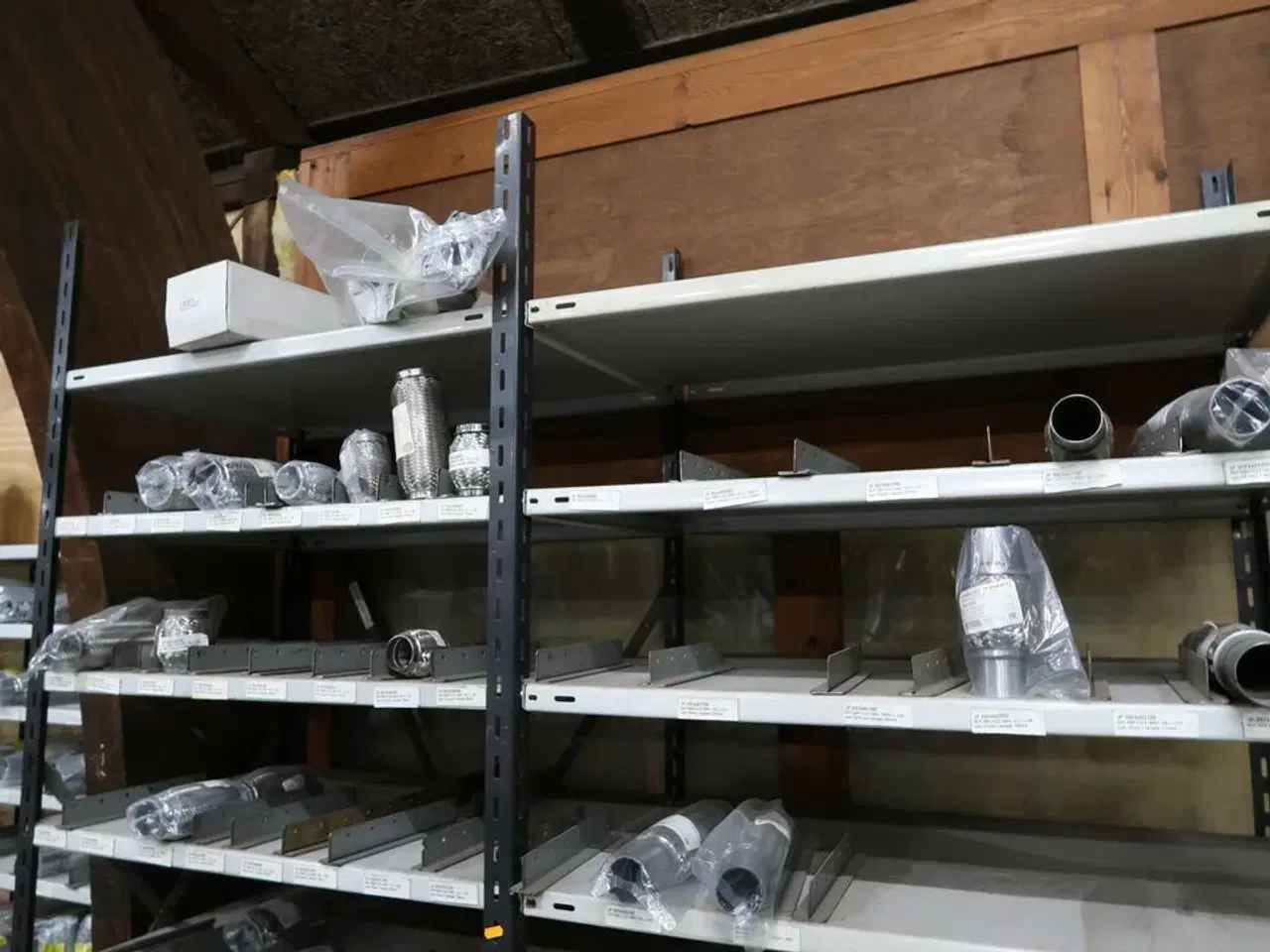 Billede 3 - 5 fag lagerreoler med indhold