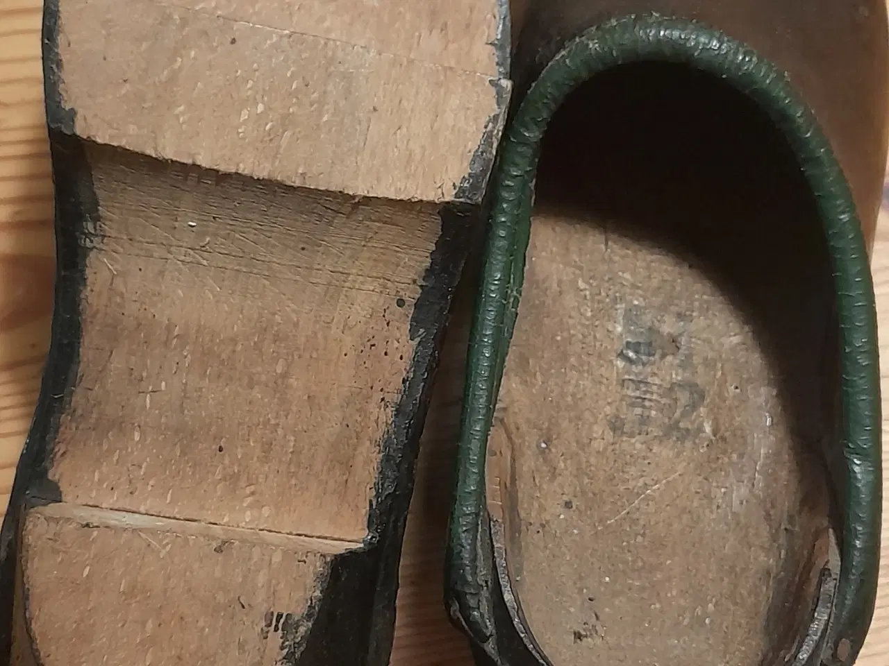 Billede 1 - Barnetræsko i træ og læder