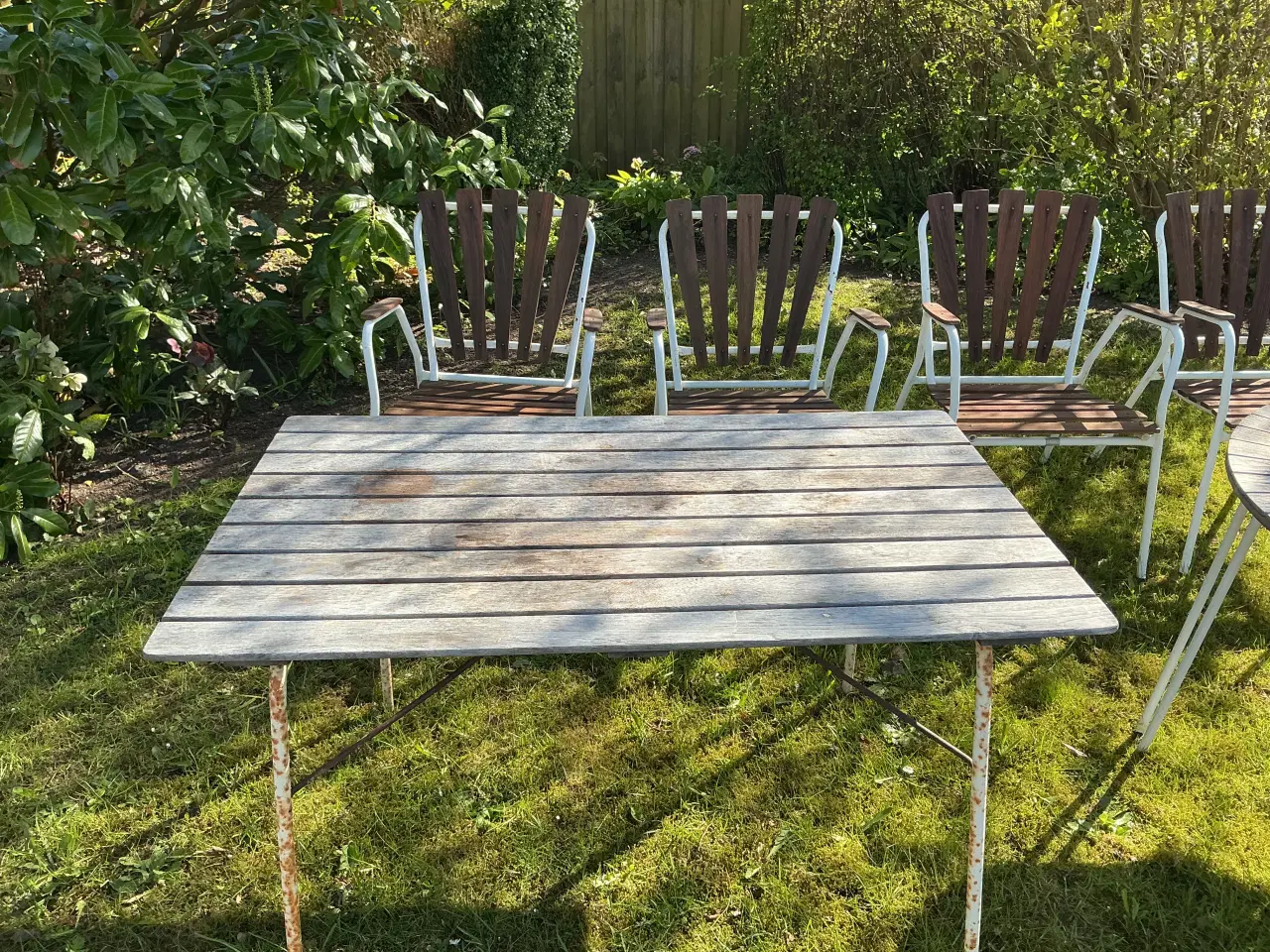 Billede 2 - Marguerit haveborde 2 stk og 4 stole alt er gammel