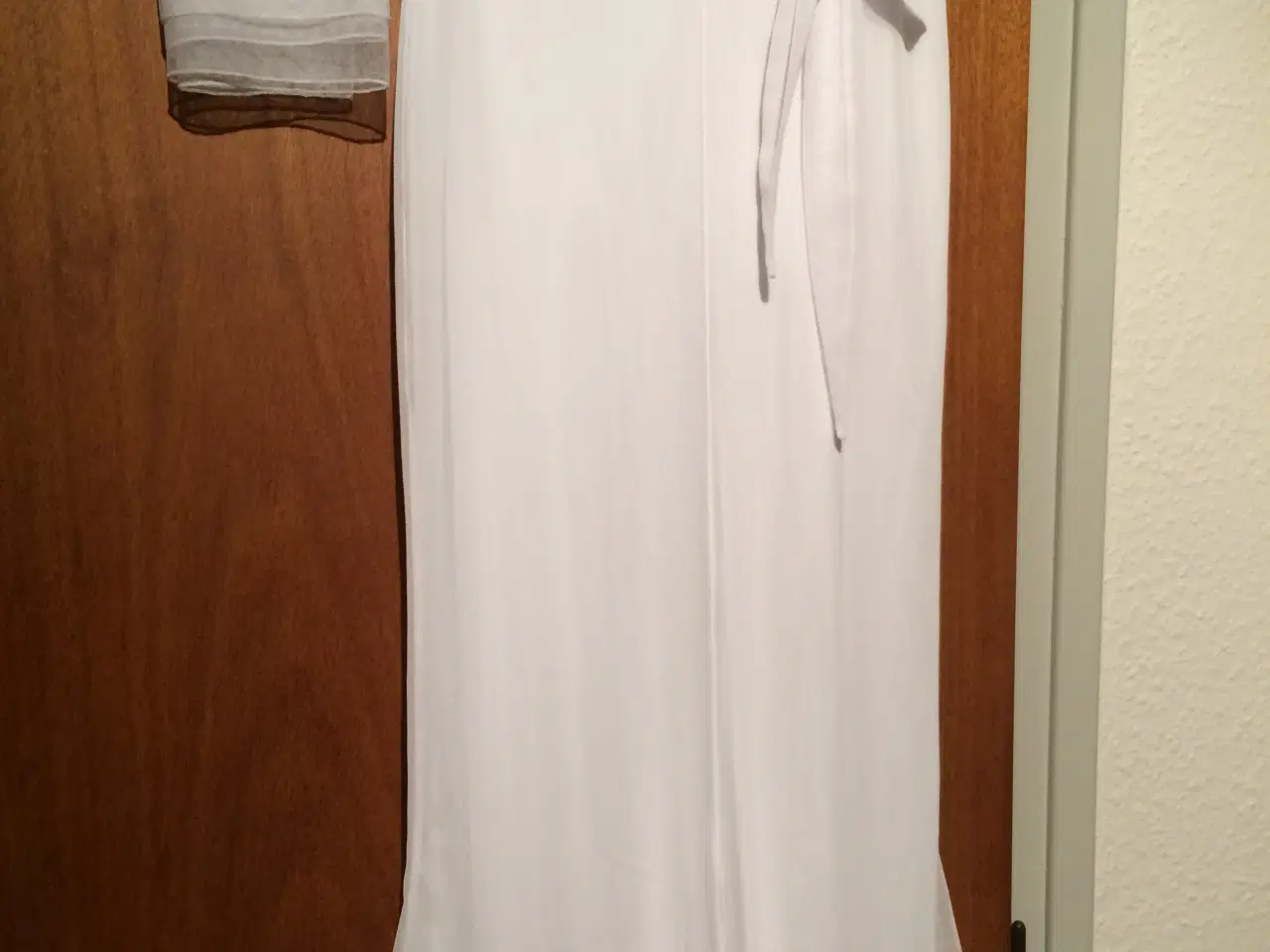 Billede 3 - Hvid lang nederdel og tørklæde