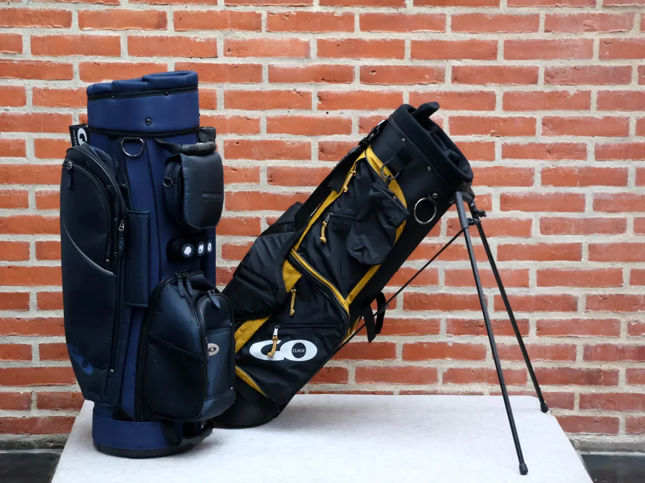 Billede 1 - 2 stk Golfbags (med rem). Heraf 1 stk m/stativ.