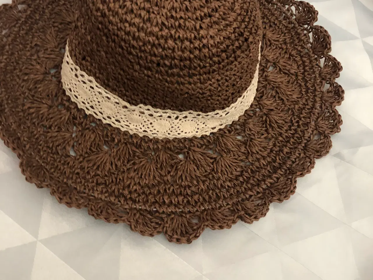 Billede 5 - Sommerhat i brun og med beige kantbånd 