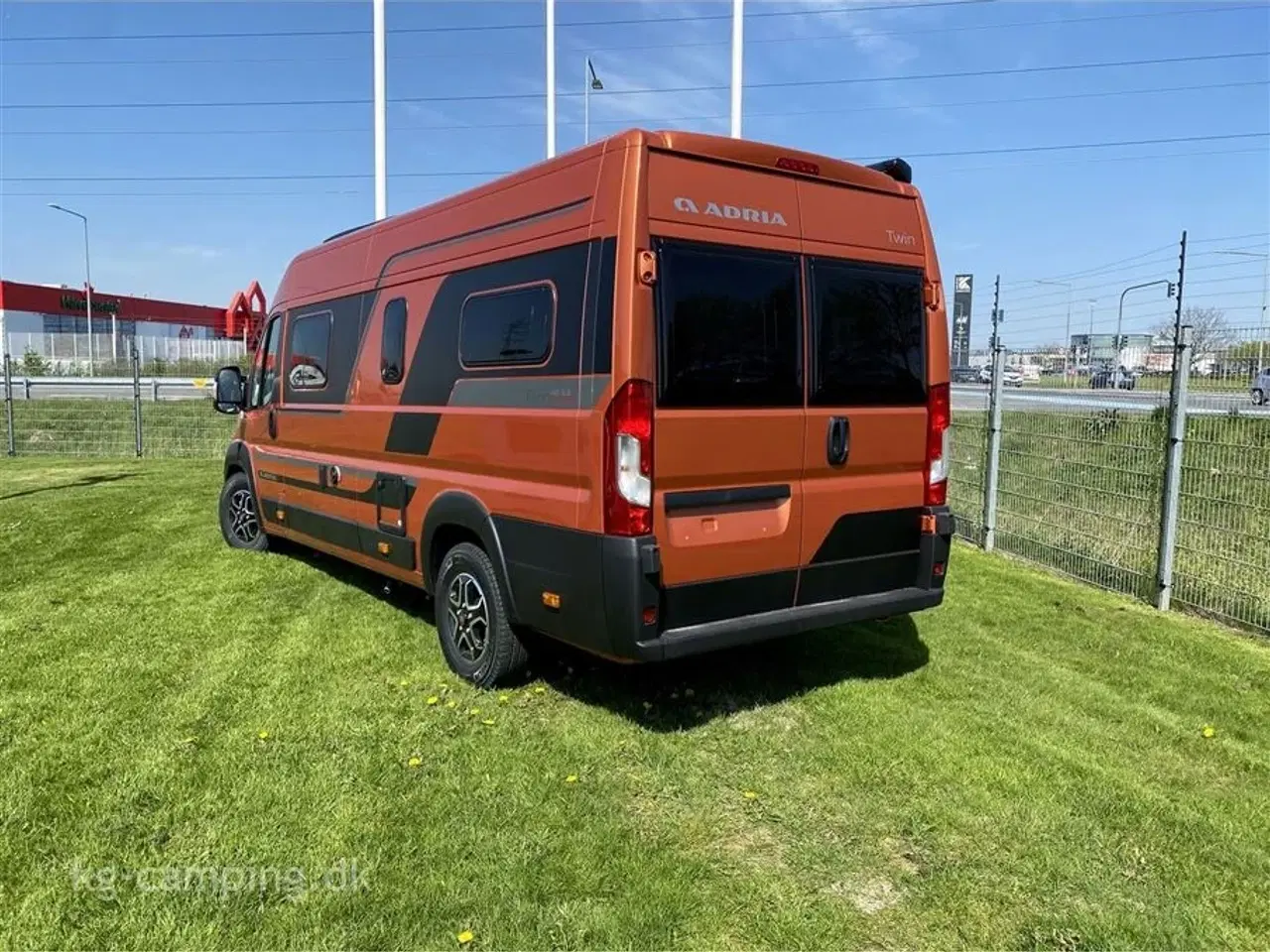 Billede 3 - 2023 - Adria Twin Supreme 640 SLB   Adria TWIN Supreme 640 SLB ORANGE METALIC - hvor alle de attraktive tilbehørs-krydser er vinget af.