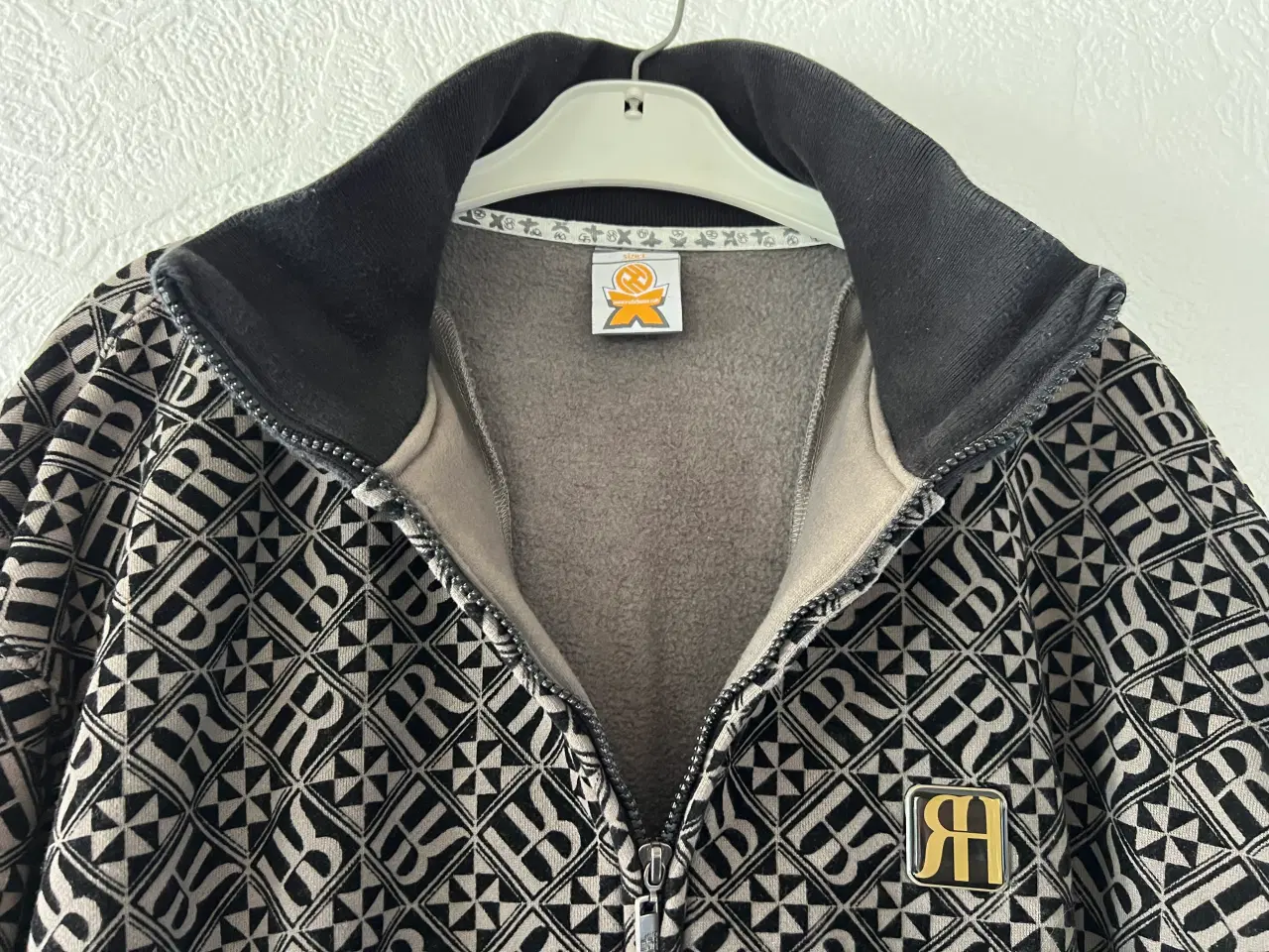 Billede 7 - Rydel House Royalty Sweatshirt m/Lynlås. (Str. L)