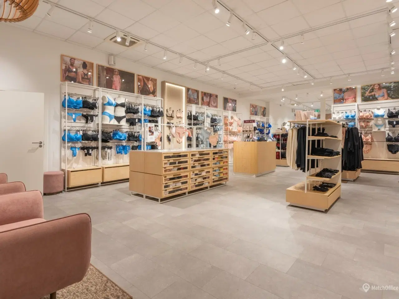 Billede 3 - Super velplaceret butikslejemål med god udstillingsplads i de store facadevinduer
