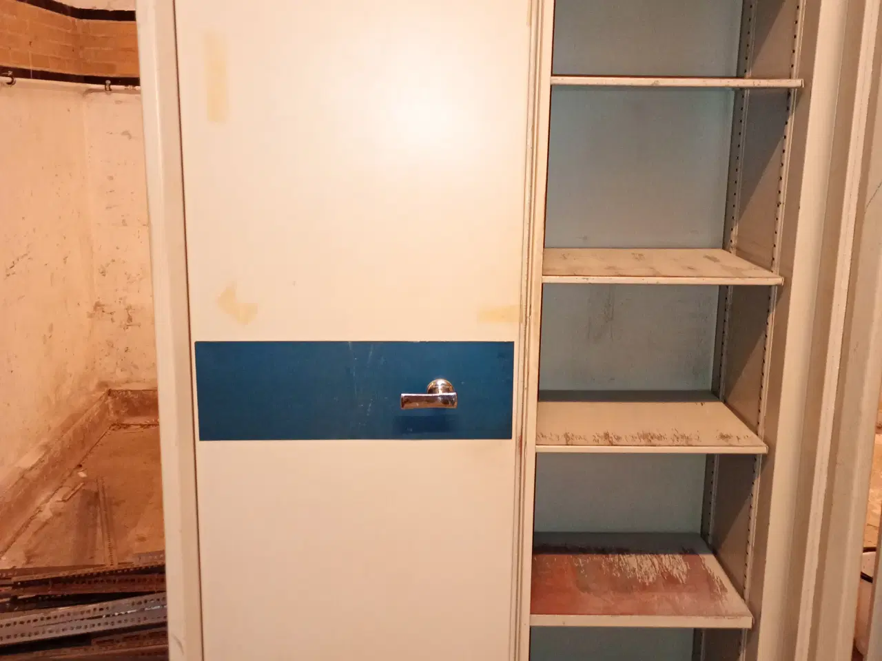 Billede 2 - Pengeskab 1m98cm høj 68 dyb 1m20 bred