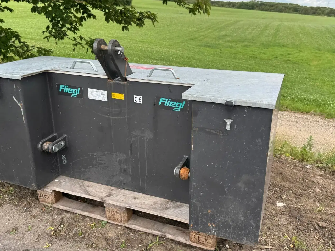 Billede 4 - Fliegl Frontvægt 1500 kg MED OPBEVARINDSPLADS!