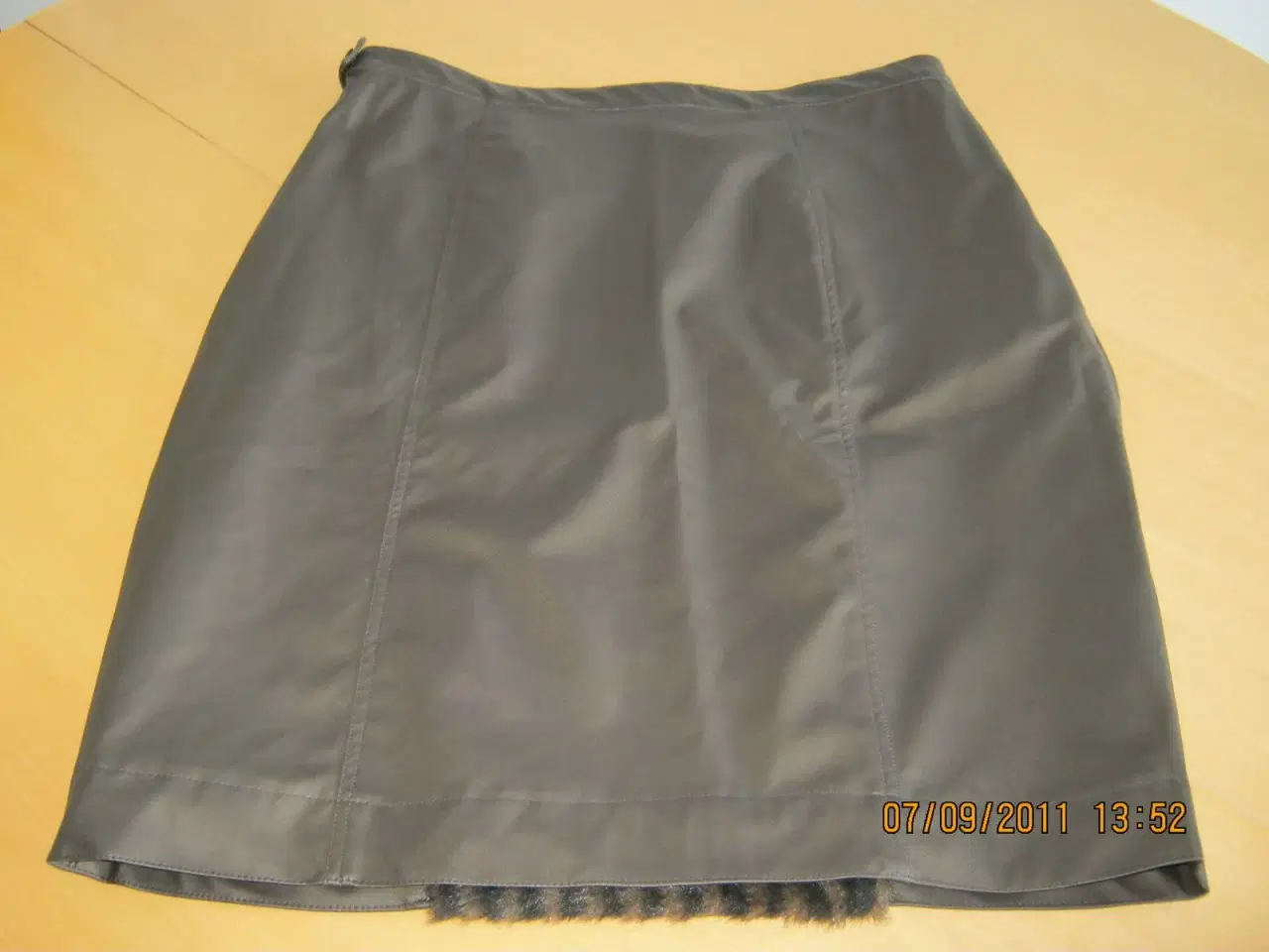 Billede 2 - Nederdel med pelsstykke foran 