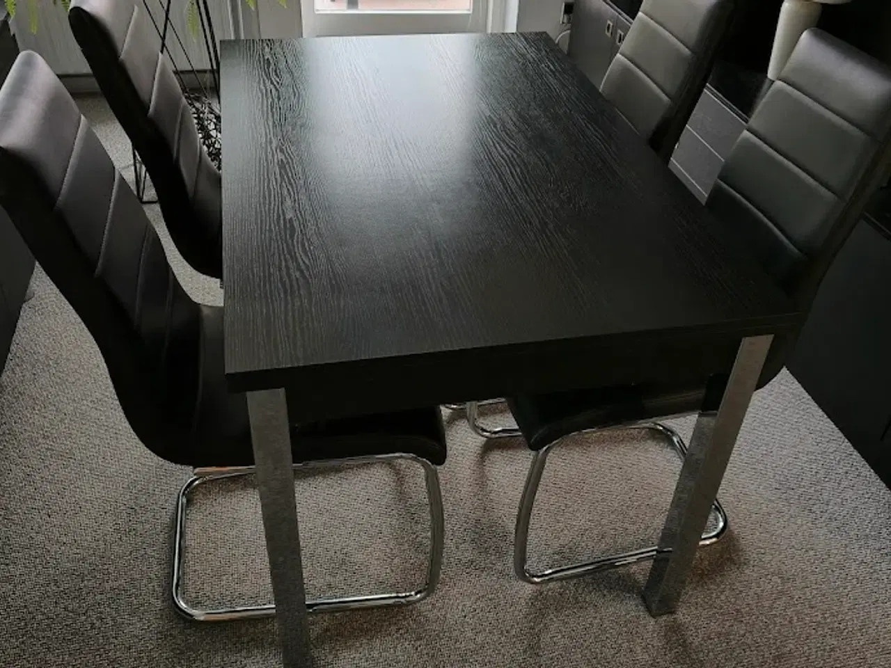 Billede 1 - Bord m. udtræk + 4 stole (Sort/metal)