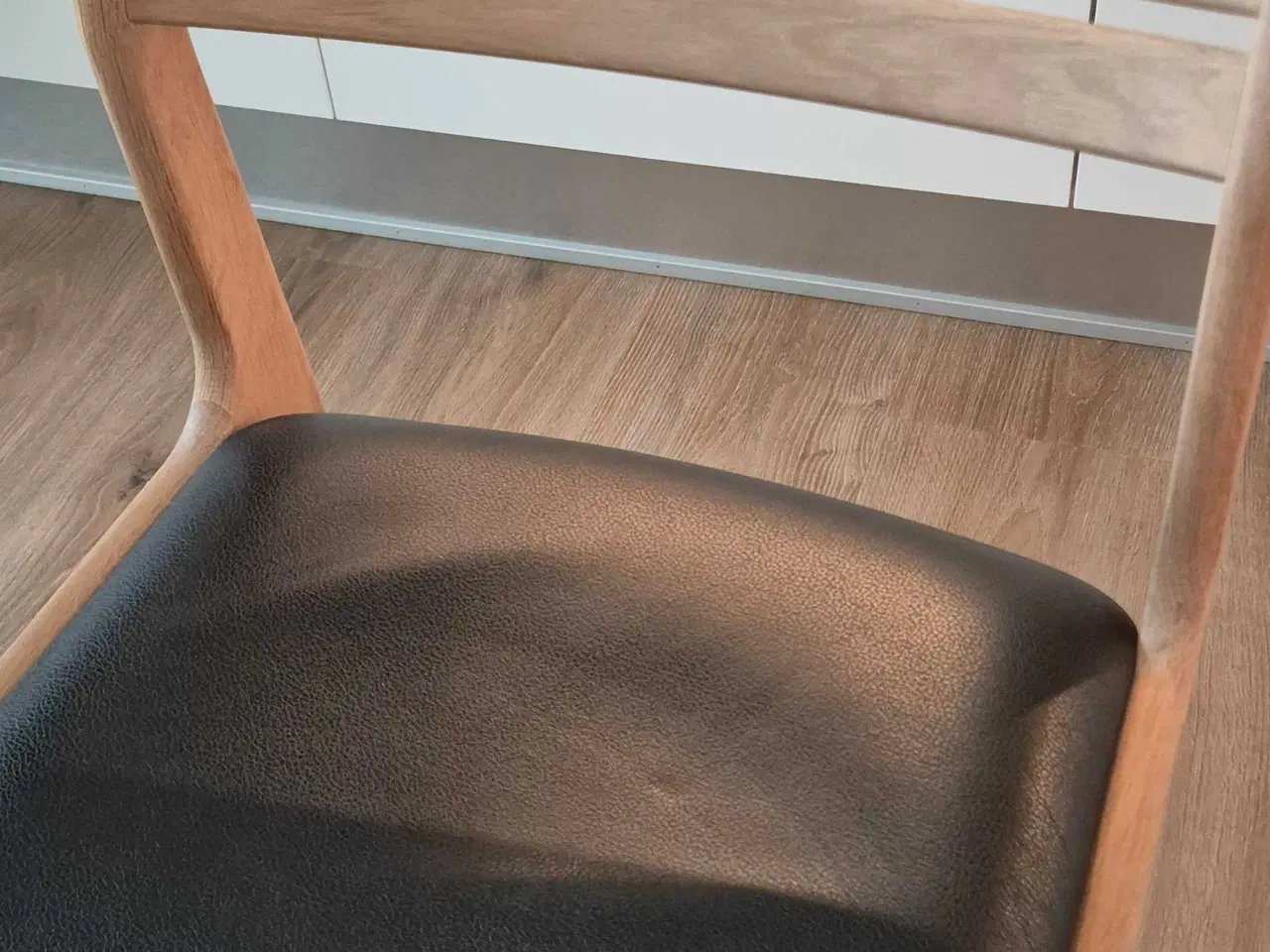 Billede 4 - Spisebord, eg hvid olieret og 6 stk Anne stole