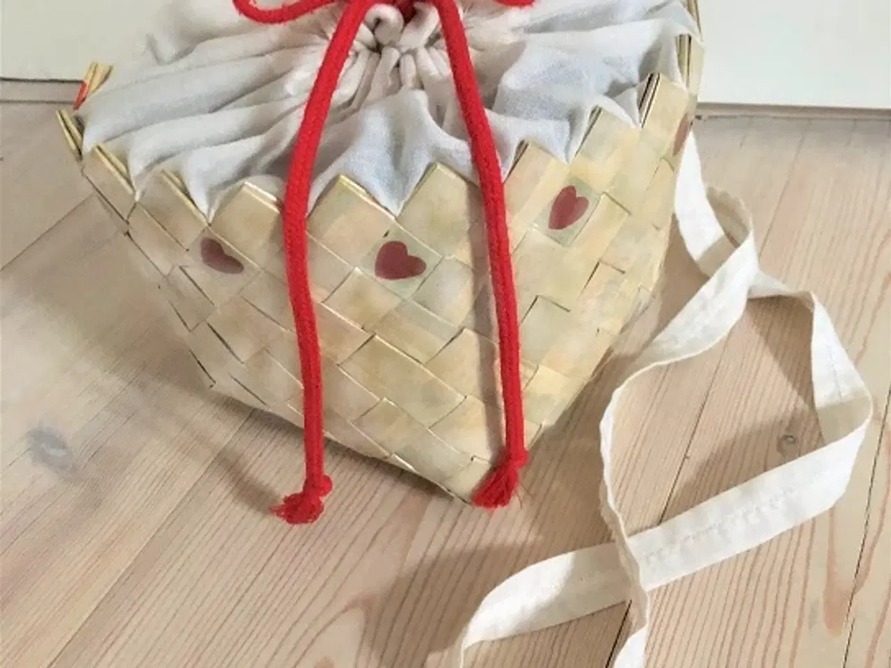 Billede 1 - Håndlavet hjertetaske - valentinsgave til kæresten