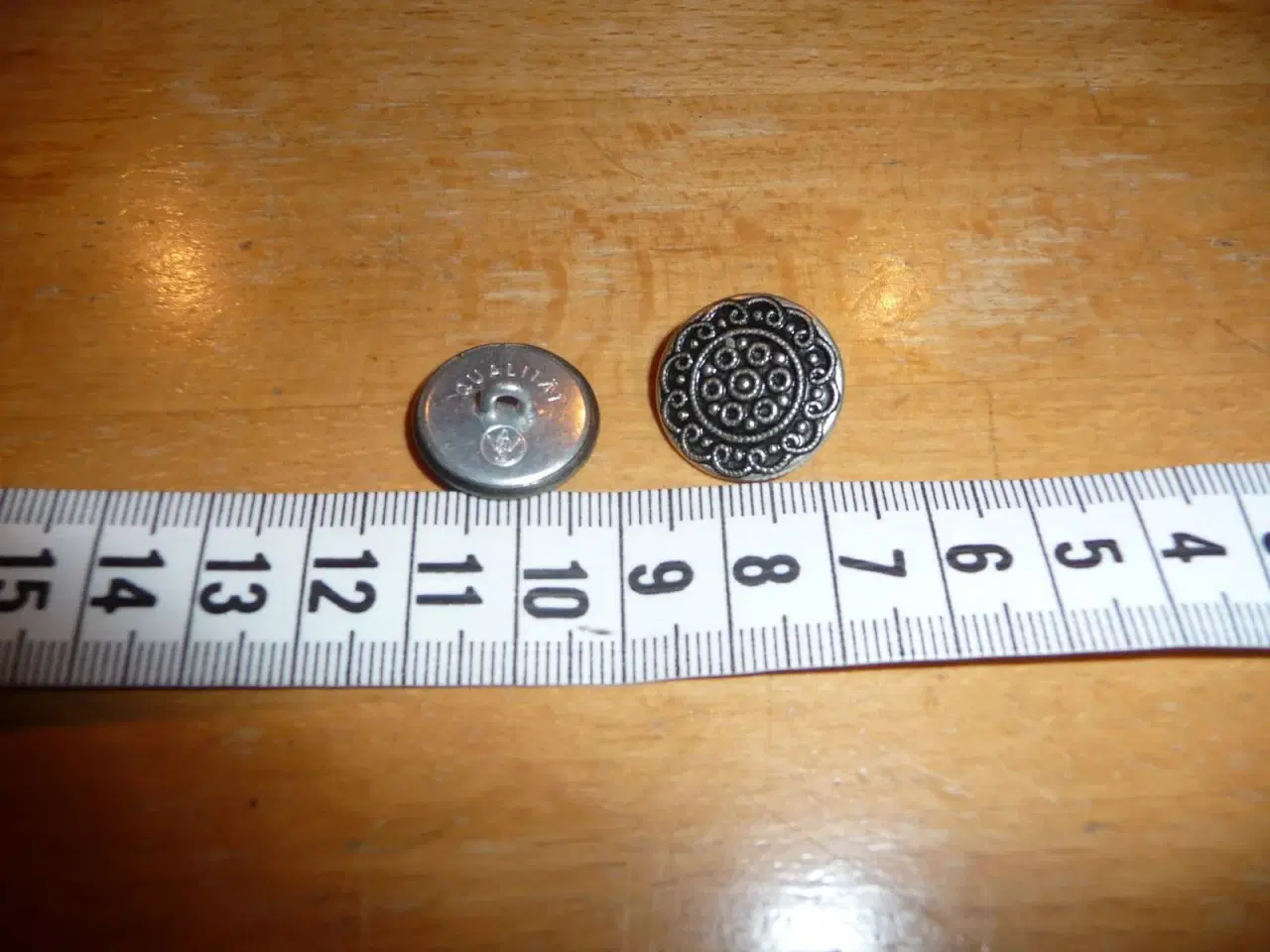 Billede 1 - 2 gamle metal knapper