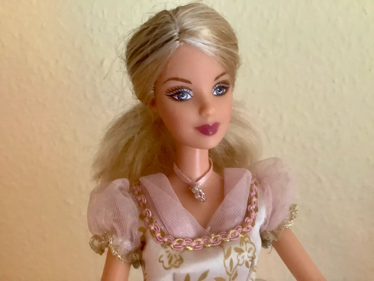 Billede 3 - Smuk askeblond Barbie med original Barbie kjole.