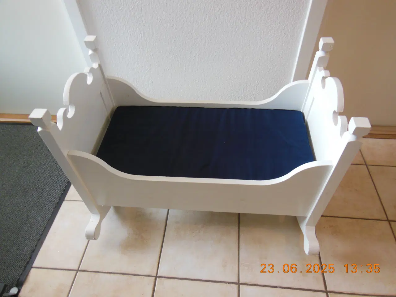 Billede 2 - Fin hvid trævugge med ægte babymadras