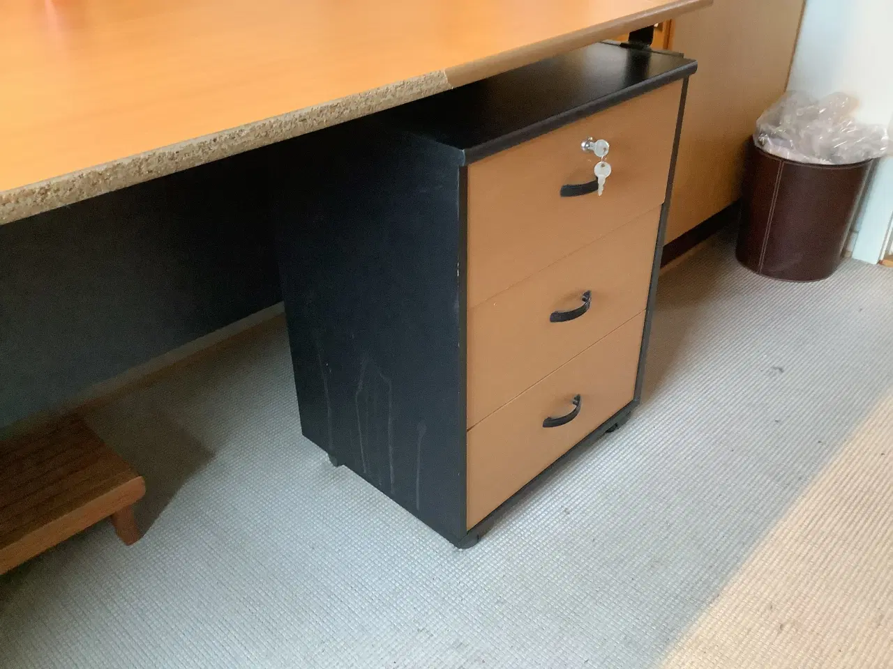 Billede 3 - Skrivebord med flytbar skuffer.