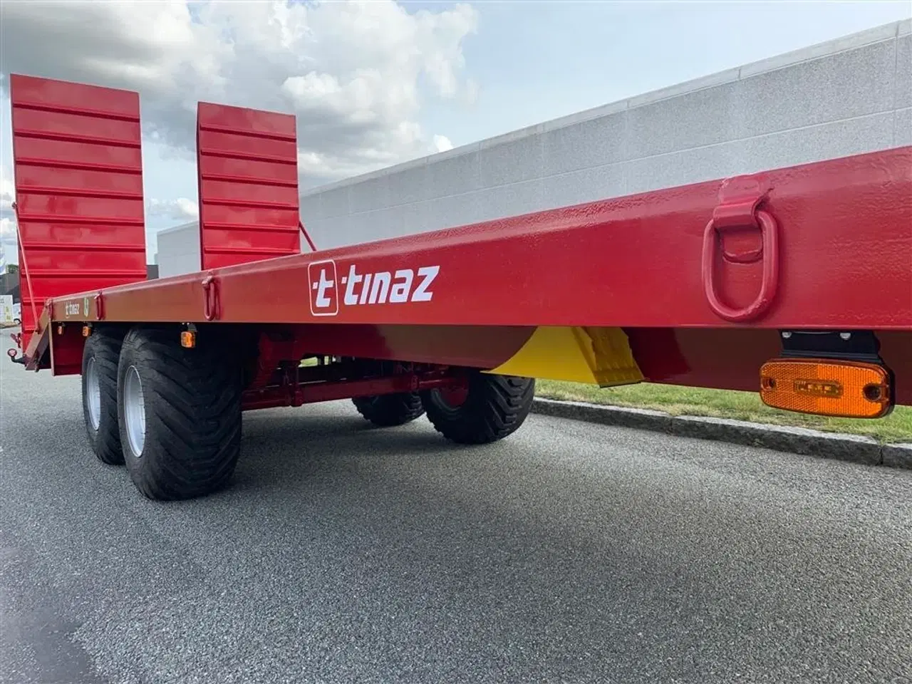 Billede 4 - Tinaz 12 tons maskintrailer med hydrauliske bredde ramper