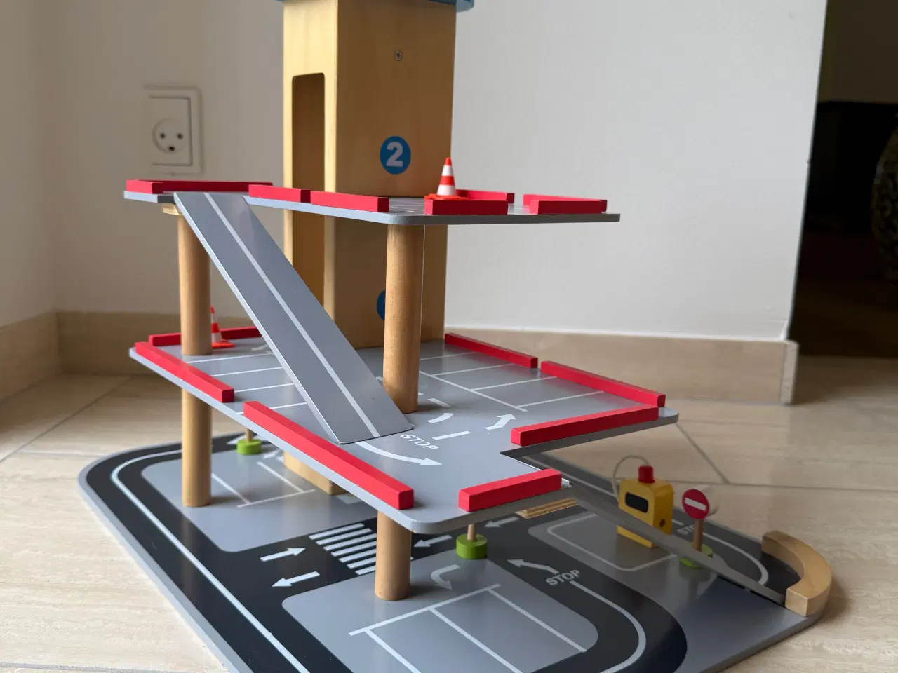Billede 4 - Parkeringshus med elevator - i træ