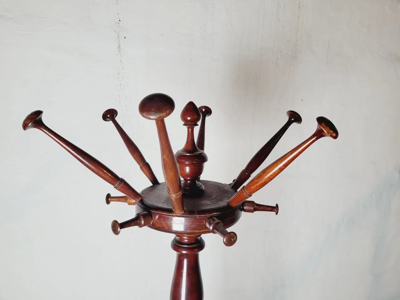 Billede 3 - ⭐️: Smuk antik stumtjener i mørkt træ – 193 cm