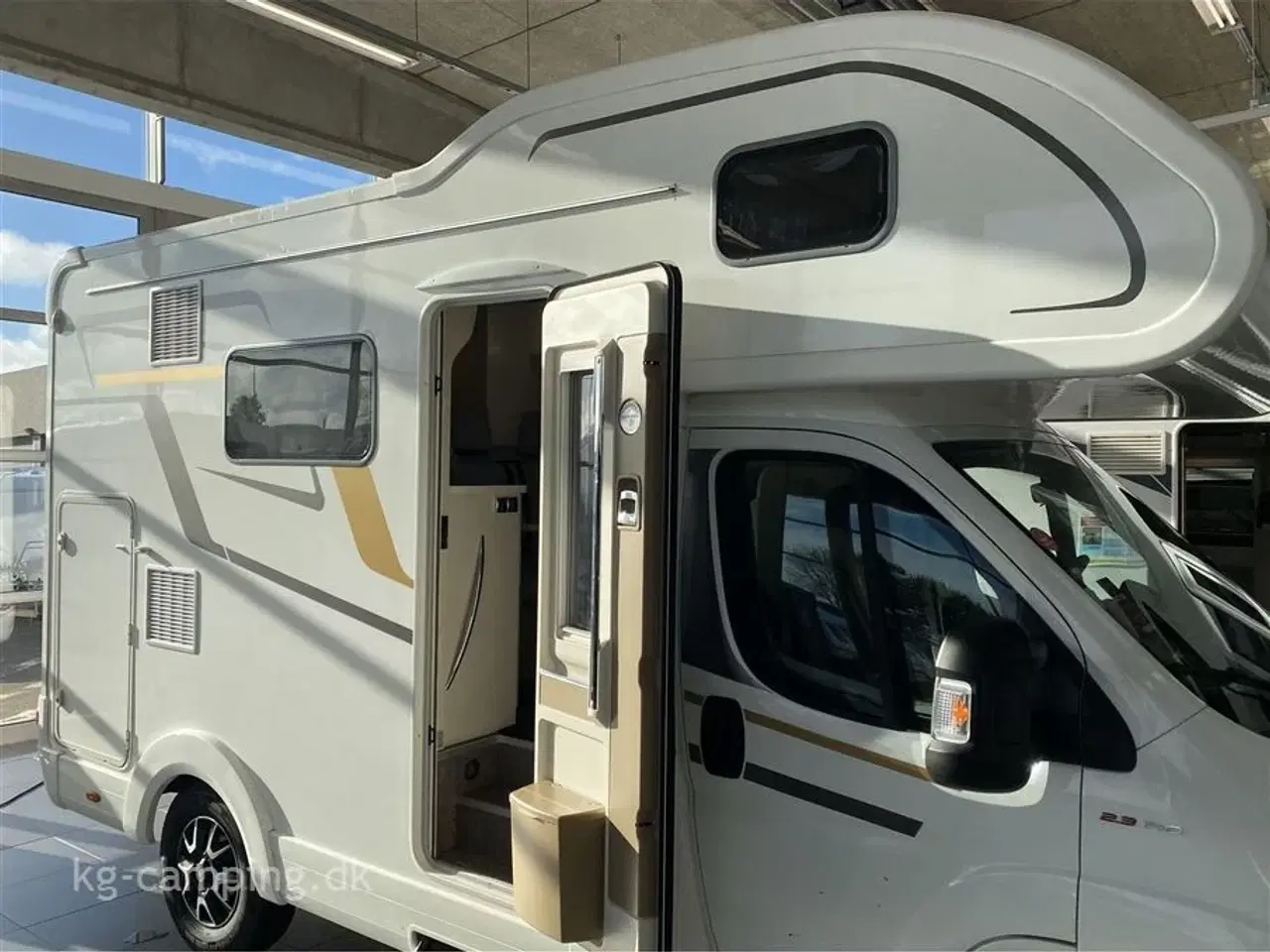 Billede 3 - 2020 - Euramobil Activa One Populær lille Euramobil med masser af skabsplads. Bemærk totallængede på 589 cm.