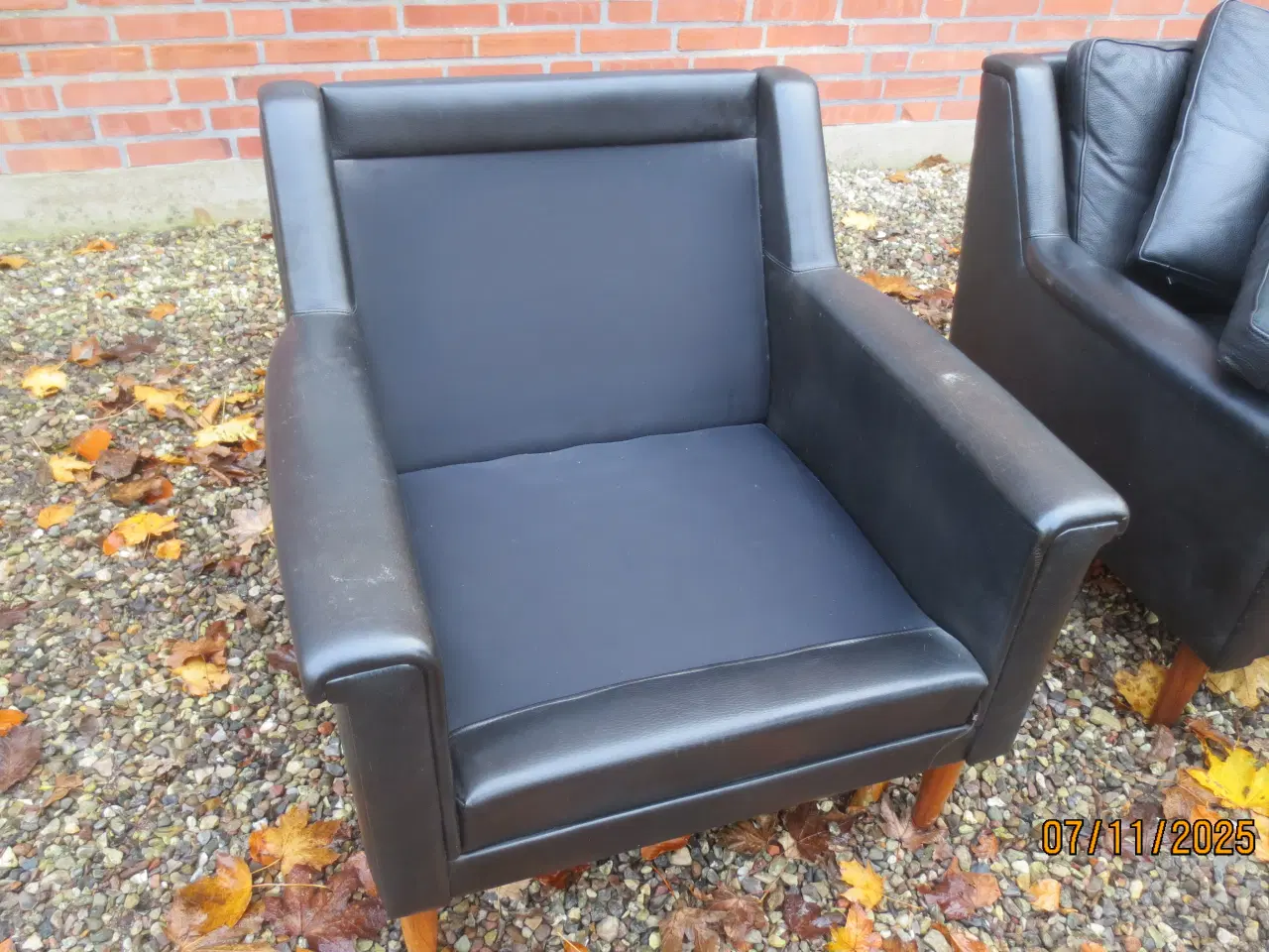 Billede 6 - 2 stk Lænestole i sort læder med teak ben 