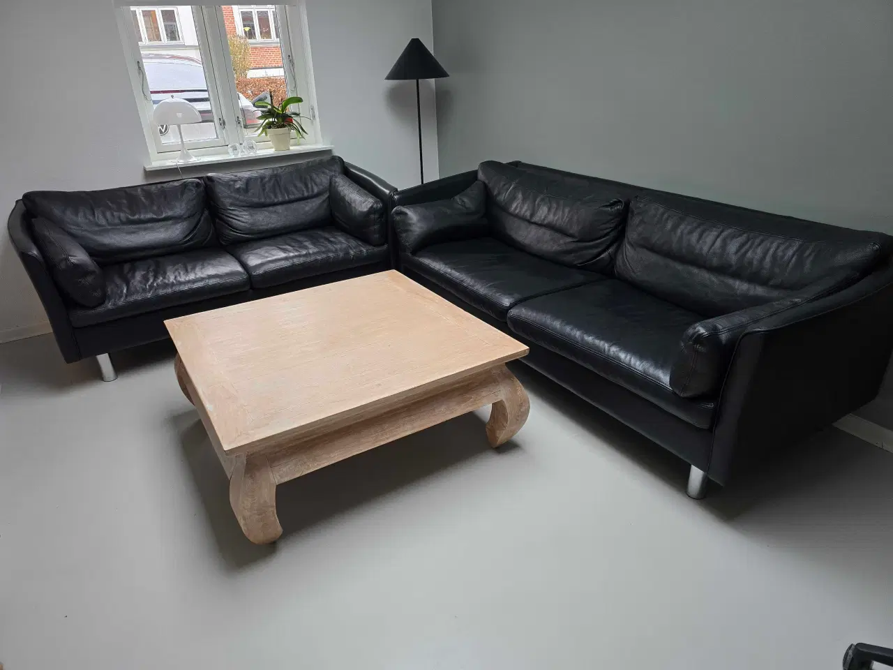 Billede 1 - Lædersofa 2 og 3 personers samt sofabord.