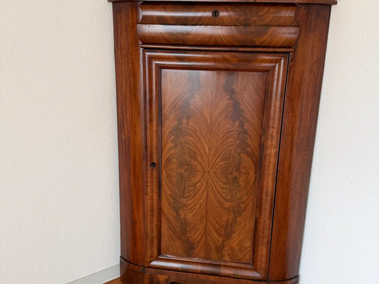 Billede 1 - Hjørneskab i fineret mahogni