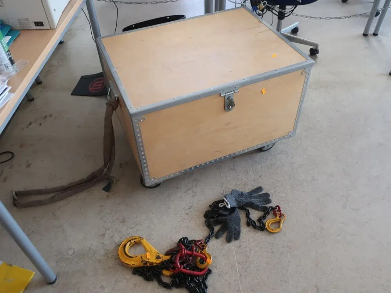 Billede 1 - Kasse på hjul inkl. indhold (div. løftegrej)