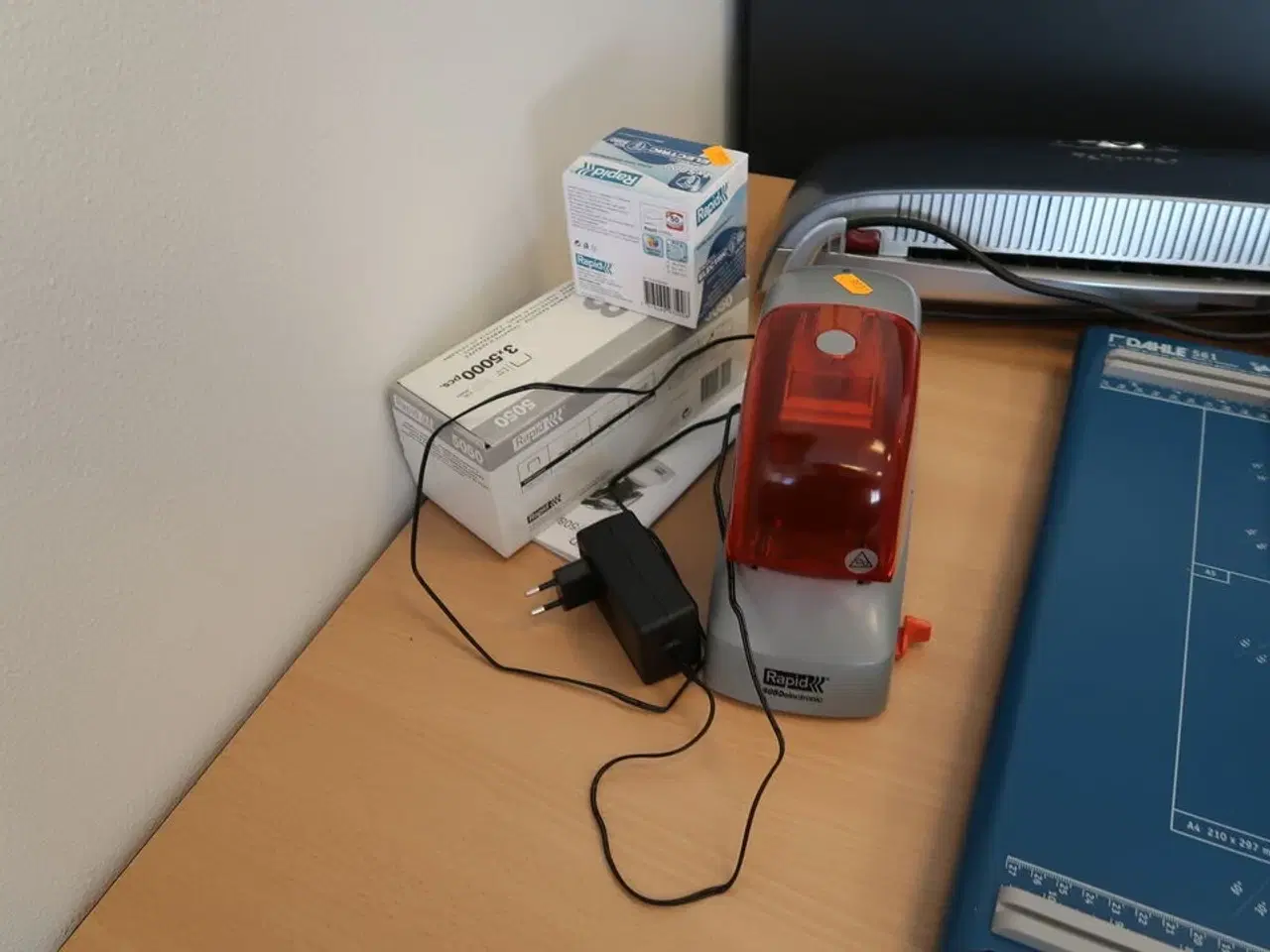 Billede 9 - Hulmaskiner, skæremaskine DAHLE 561, hæftemaskine RAPID 5050electronic