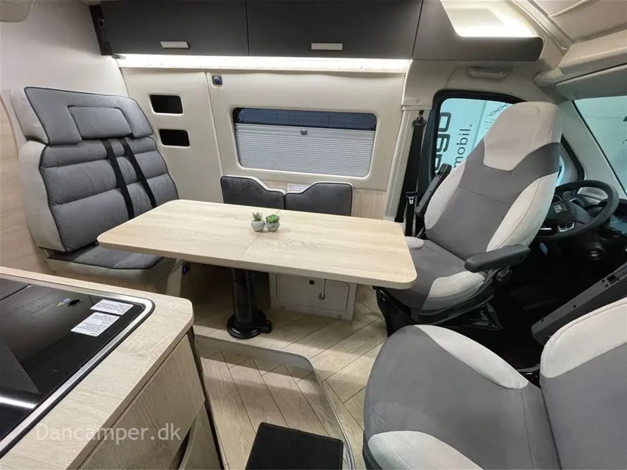Billede 24 - 2025 - Chausson F&S Line RESERVERET - TILBUDSPRIS kr. 931.800,- SPAR kr. 21.600,- Van som familiecamper med 5 selepladser, pop-up og masser af sovepladser på kun 5,99 m længde.